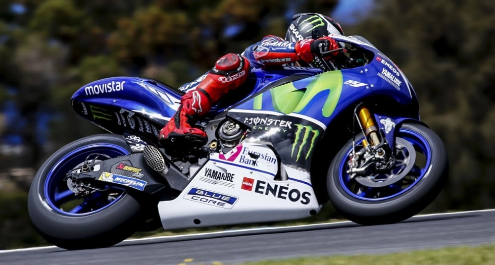 Hình ảnh xe đua m1 và tay đua jorge lorenzo của team movistar yamaha