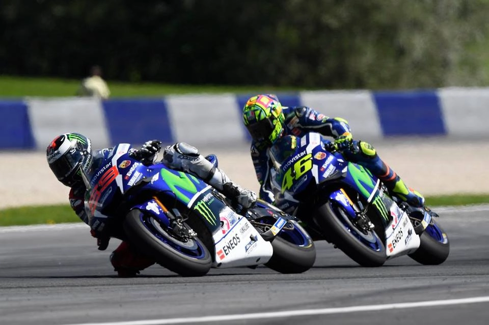 Hình ảnh xe đua m1 và tay đua jorge lorenzo của team movistar yamaha