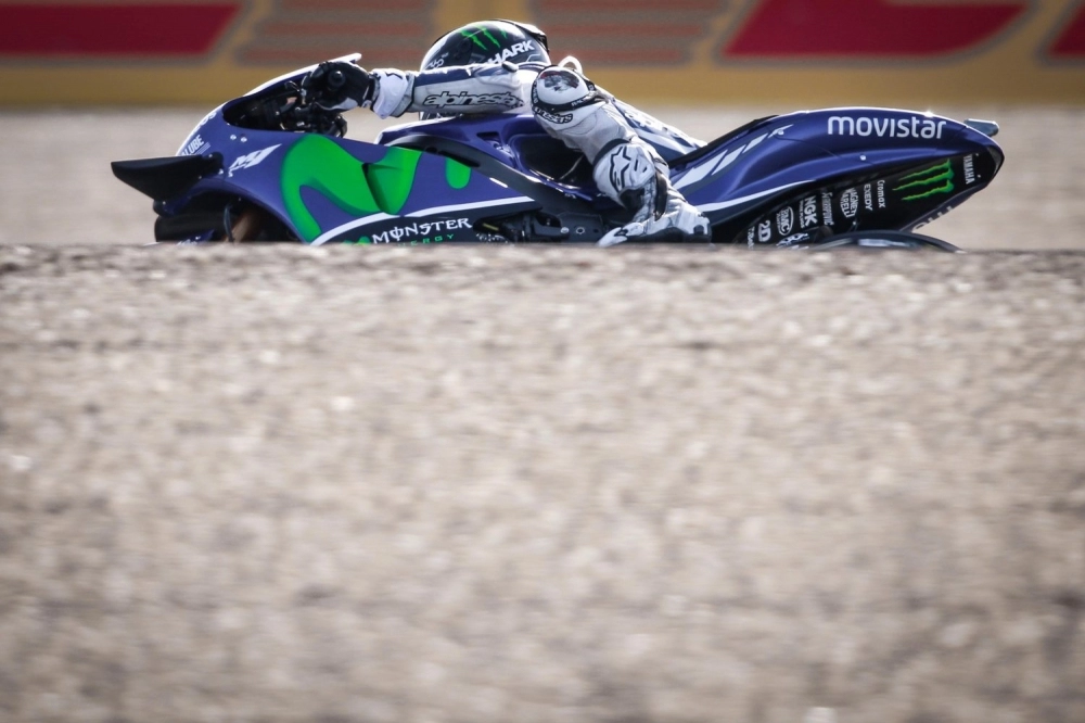 Hình ảnh xe đua m1 và tay đua jorge lorenzo của team movistar yamaha