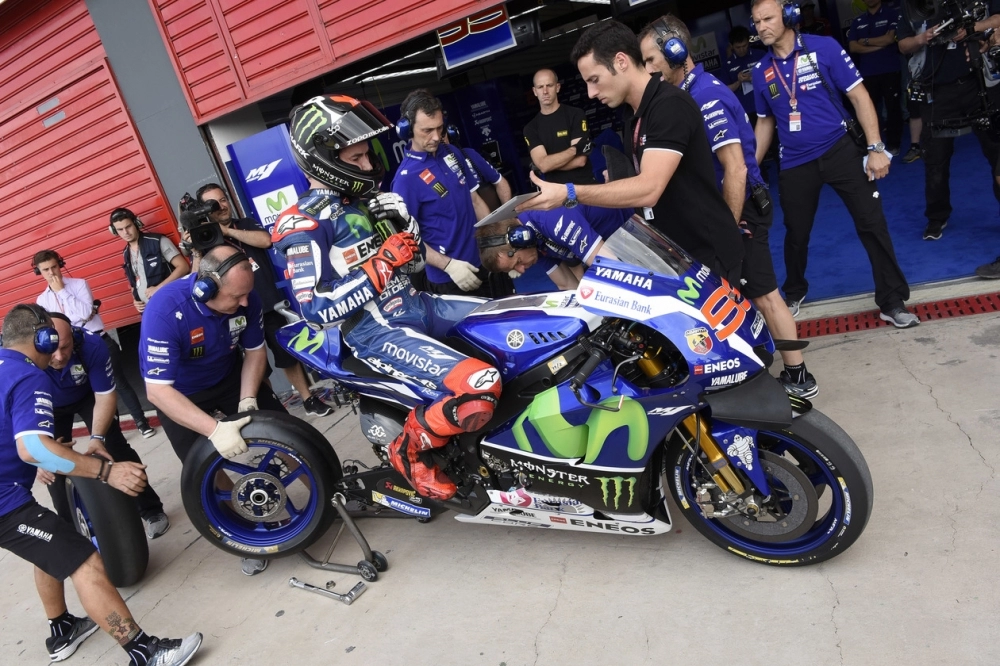 Hình ảnh xe đua m1 và tay đua jorge lorenzo của team movistar yamaha