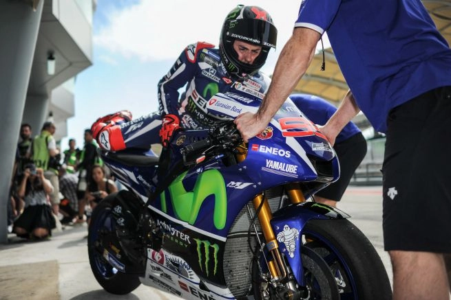 Hình ảnh xe đua m1 và tay đua jorge lorenzo của team movistar yamaha