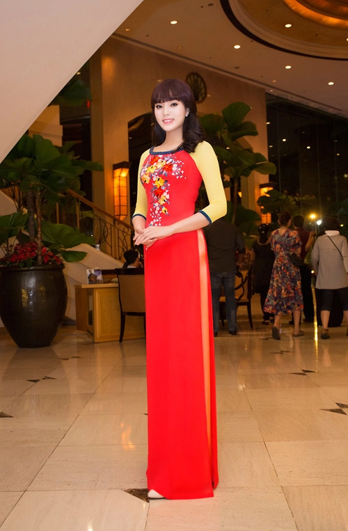 Hoa hậu kỳ duyên gây bất ngờ với tóc mái ngố
