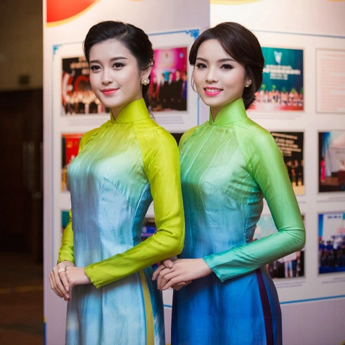Hoa hậu kỳ duyên nhí nhảnh bên chân dài thanh hằng
