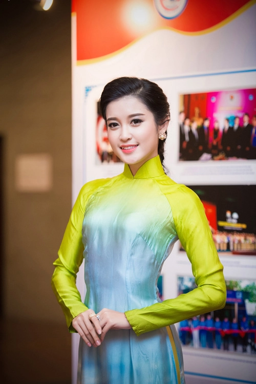 Hoa hậu kỳ duyên nhí nhảnh bên chân dài thanh hằng