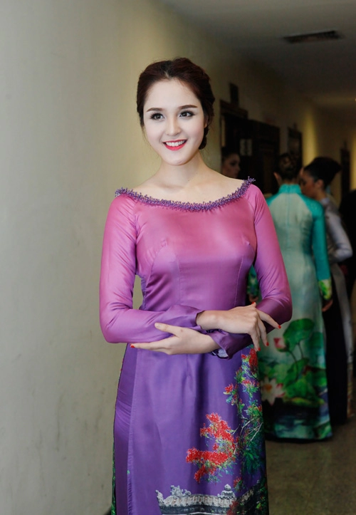 Hoa hậu kỳ duyên nhí nhảnh bên chân dài thanh hằng