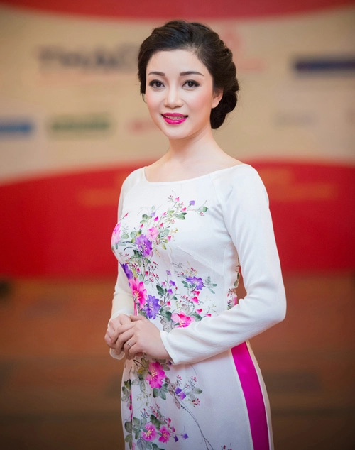 Hoa hậu kỳ duyên nhí nhảnh bên chân dài thanh hằng