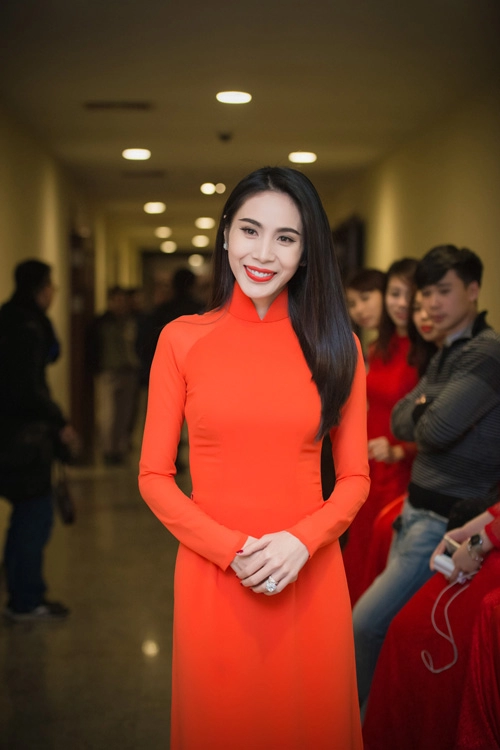 Hoa hậu kỳ duyên nhí nhảnh bên chân dài thanh hằng