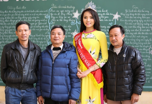 Hoa hậu kỳ duyên trổ tài ca hát khi về thăm trường cũ
