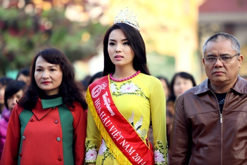 Hoa hậu kỳ duyên trổ tài ca hát khi về thăm trường cũ