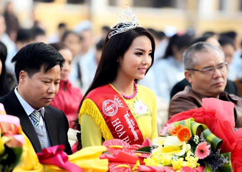 Hoa hậu kỳ duyên trổ tài ca hát khi về thăm trường cũ