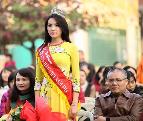 Hoa hậu kỳ duyên trổ tài ca hát khi về thăm trường cũ