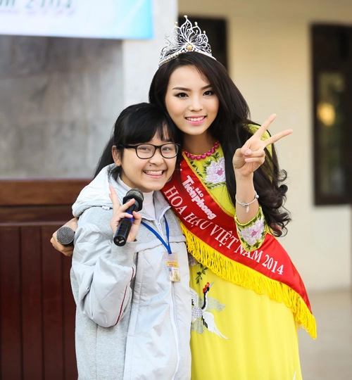 Hoa hậu kỳ duyên trổ tài ca hát khi về thăm trường cũ