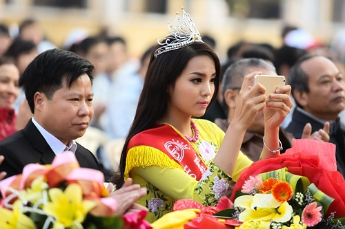 Hoa hậu kỳ duyên trổ tài ca hát khi về thăm trường cũ