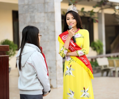 Hoa hậu kỳ duyên trổ tài ca hát khi về thăm trường cũ