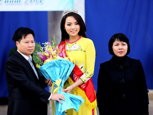 Hoa hậu kỳ duyên trổ tài ca hát khi về thăm trường cũ