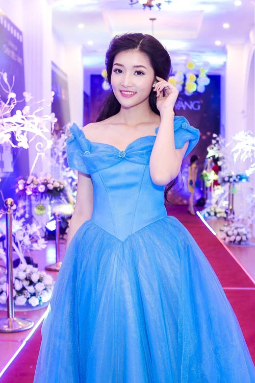 Hoa hậu triệu thị hà hóa lọ lem chạy show