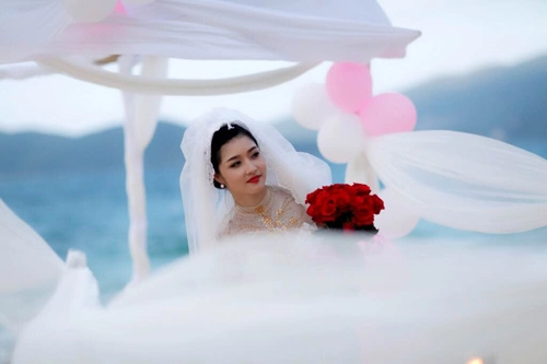 Hoa hậu triệu thị hà mặc váy cưới lộng lẫy
