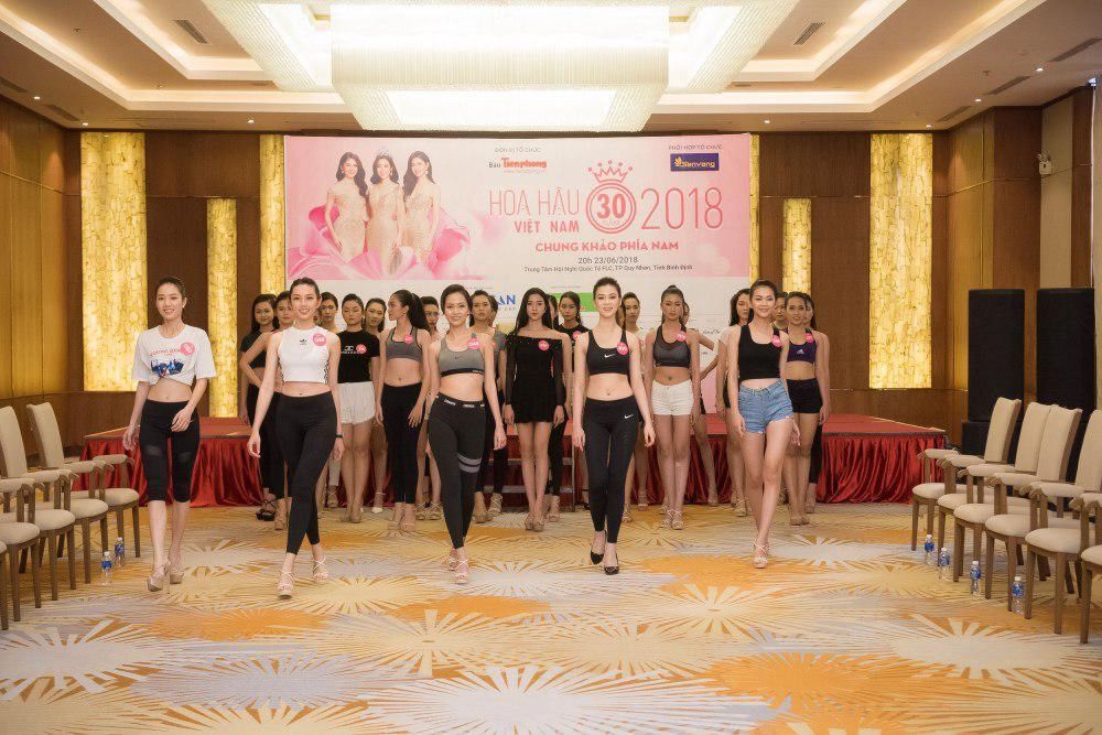 Hoa hậu việt nam 2018 thí sinh khoe eo thon chân dài miên man khi tập catwalk