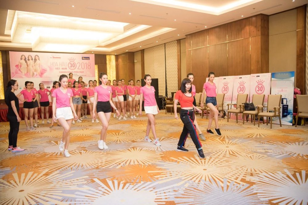 Hoa hậu việt nam 2018 thí sinh khoe eo thon chân dài miên man khi tập catwalk