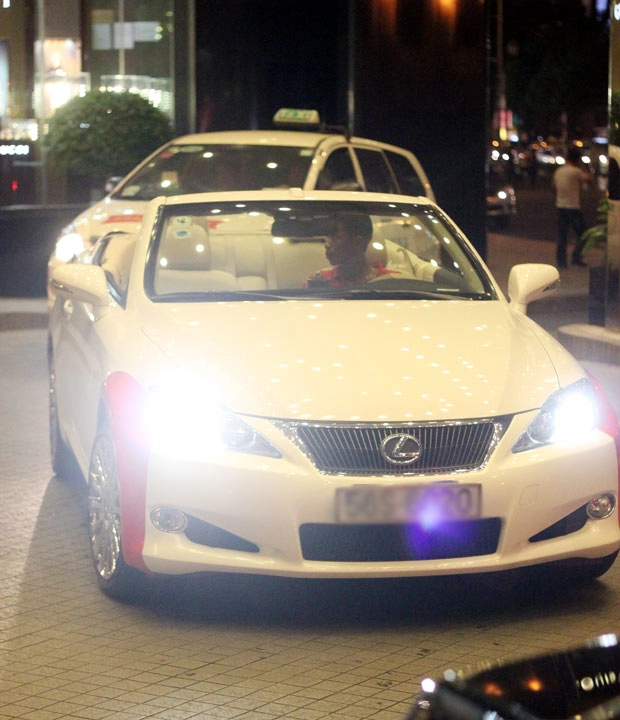 Hoàng my lái lexus mui trần nổi bật