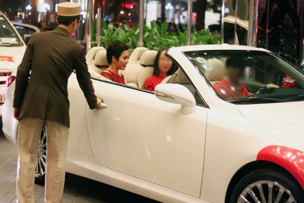 Hoàng my lái lexus mui trần nổi bật