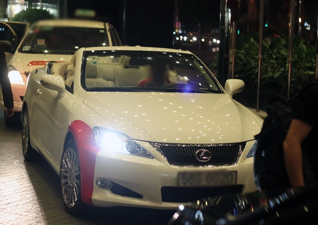 Hoàng my lái lexus mui trần nổi bật