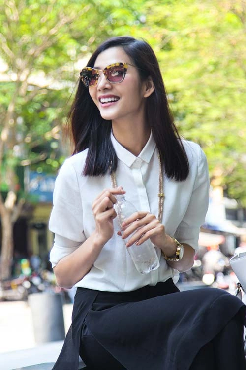 Hoàng thùy mang gì khi ra phố