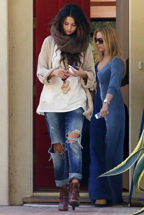 Học lỏm sao hollywood mặc jeans rách ngày hè