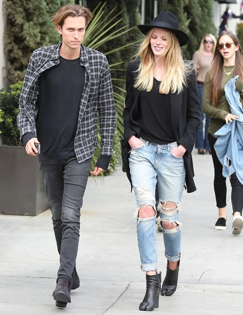 Học lỏm sao hollywood mặc jeans rách ngày hè
