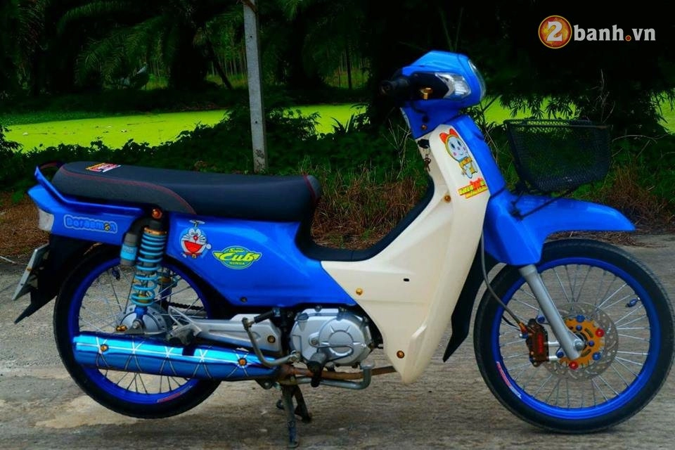 Honda cub độ đáng yêu với hình ảnh chú mèo máy doremon