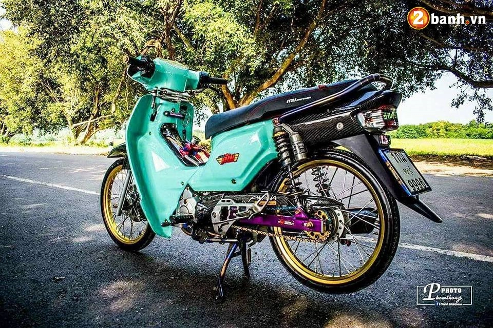 Honda cub độ kịch độc với đồ chơi hàng hiệu của biker nước bạn