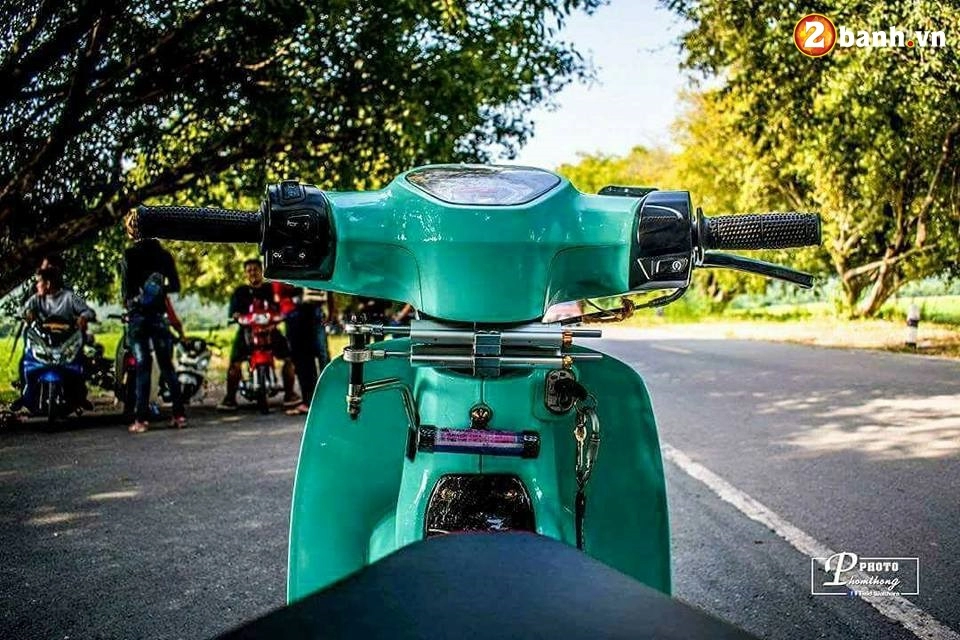 Honda cub độ kịch độc với đồ chơi hàng hiệu của biker nước bạn