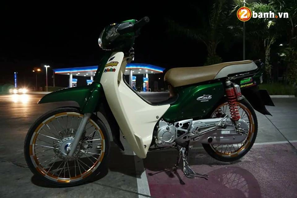 Honda cub fi độ đẹp đến bốc cháy khi đọ dáng ở cây xăng