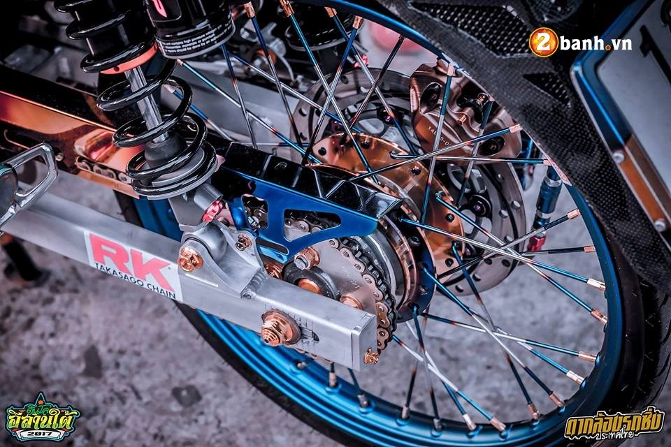Honda cub fi độ đẹp như mơ với đồ chơi hàng hiệu của biker nước bạn