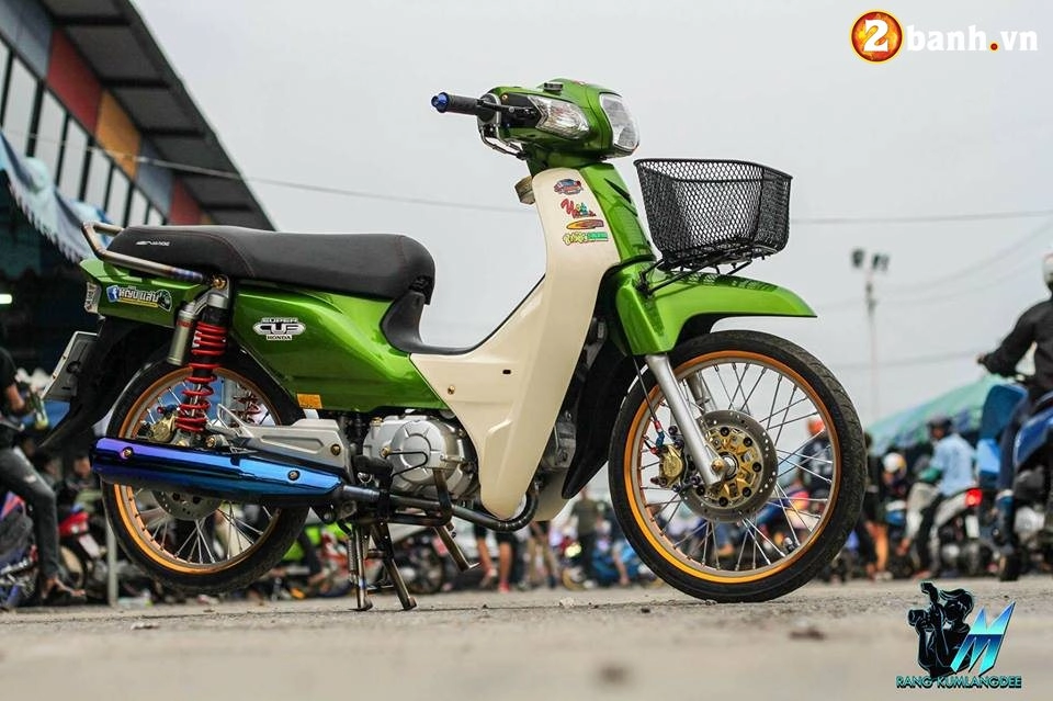 Honda cub fi độ đẹp như mơ với loạt đồ chơi hiệu