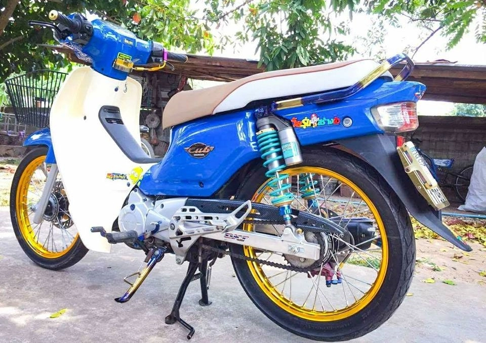 Honda cub fi độ kiểng sành điệu với đồ chơi hàng hiệu