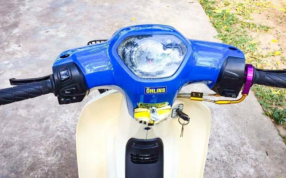 Honda cub fi độ kiểng sành điệu với đồ chơi hàng hiệu