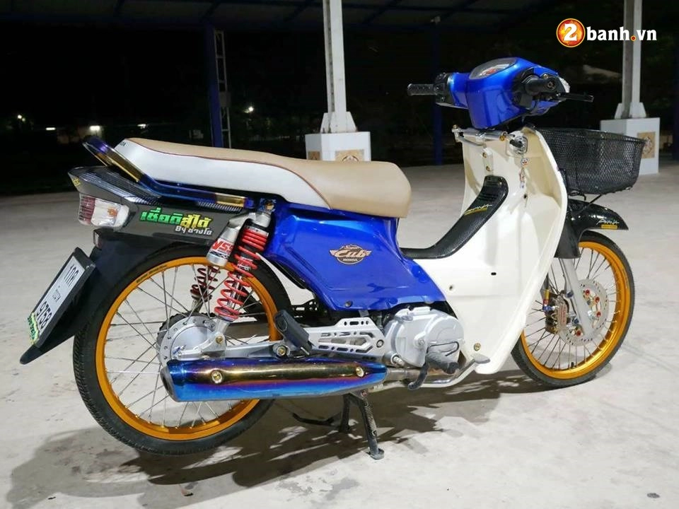 Honda cub fi độ lung linh mờ ảo đầy vi diệu trong màn đêm