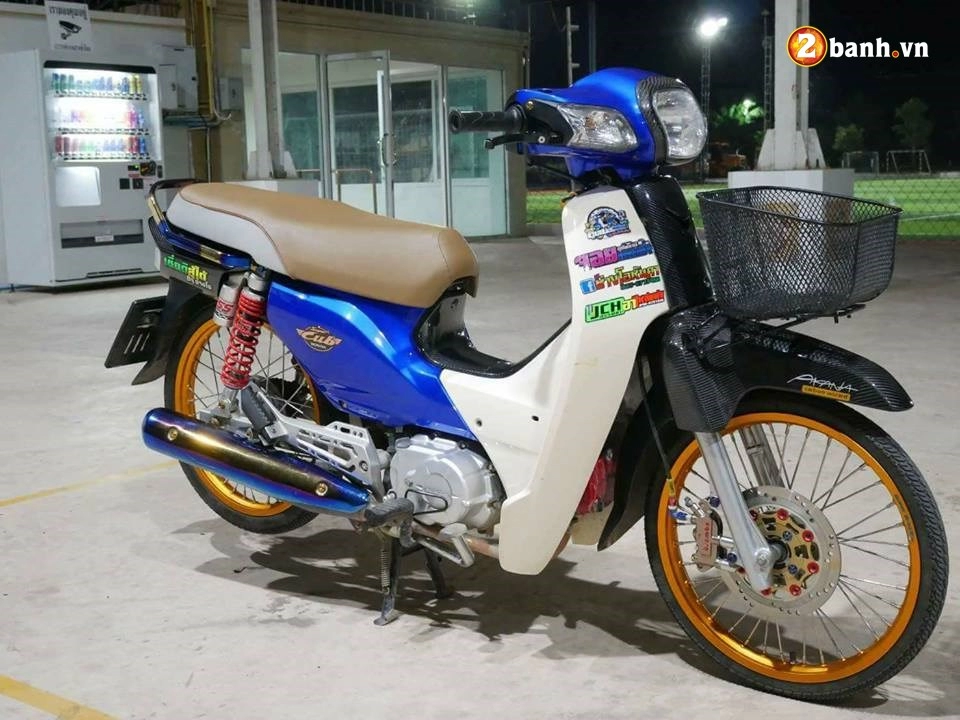 Honda cub fi độ lung linh mờ ảo đầy vi diệu trong màn đêm