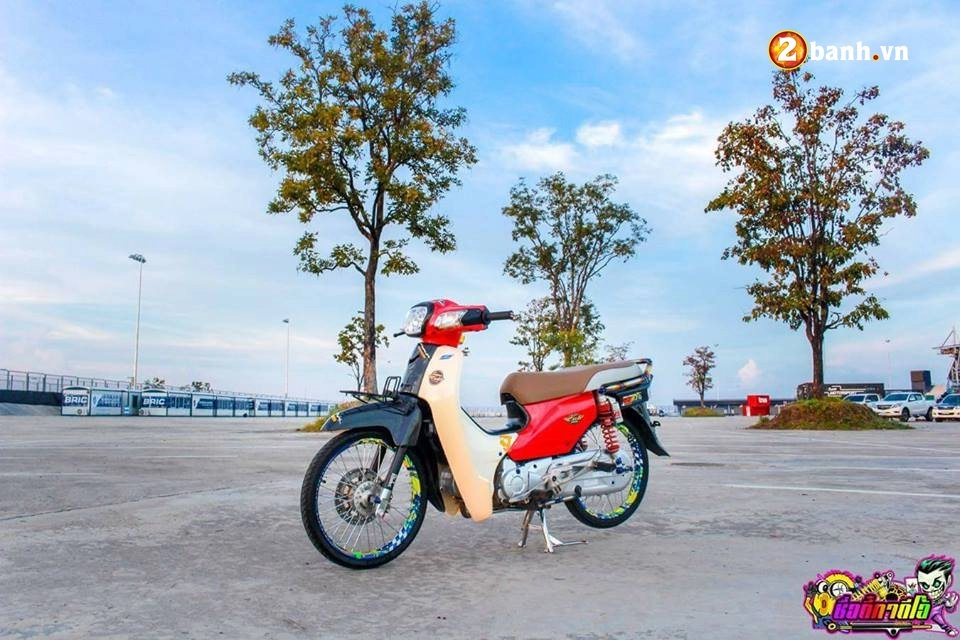 Honda cub fi độ sang chảnh khoe dáng cùng ánh nắng ban mai