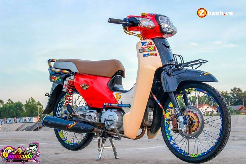 Honda cub fi độ sang chảnh khoe dáng cùng ánh nắng ban mai