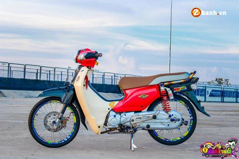 Honda cub fi độ sang chảnh khoe dáng cùng ánh nắng ban mai