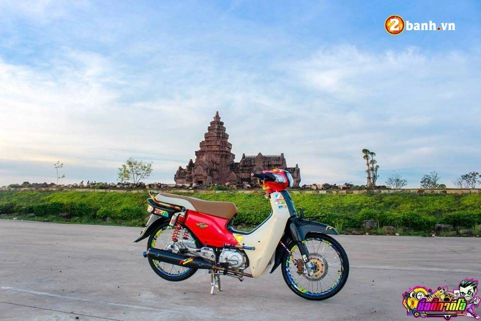 Honda cub fi độ sang chảnh khoe dáng cùng ánh nắng ban mai