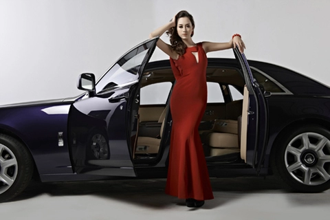  hồng nhung lả lướt bên rolls-royce ghost 