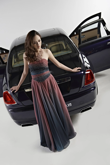  hồng nhung lả lướt bên rolls-royce ghost 