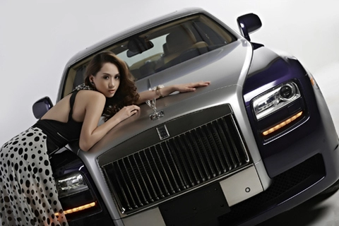  hồng nhung lả lướt bên rolls-royce ghost 