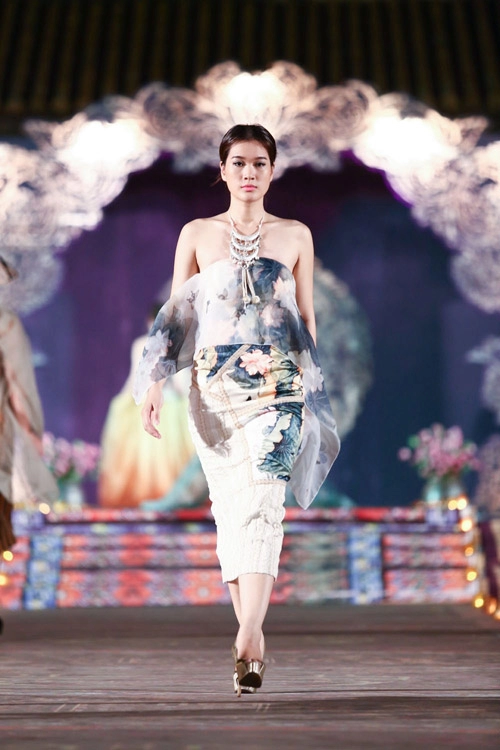 Hồng quế bay bổng trong lớp váy mỏng
