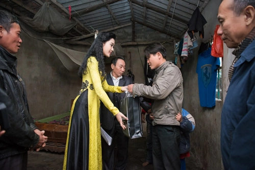 Huyền my diện áo dài đi trao quà từ thiện