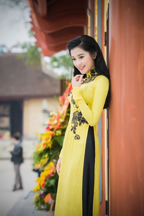 Huyền my diện áo dài đi trao quà từ thiện