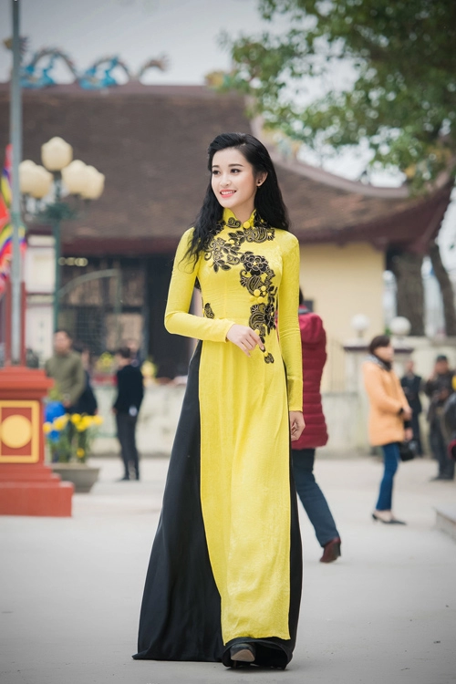 Huyền my diện áo dài đi trao quà từ thiện